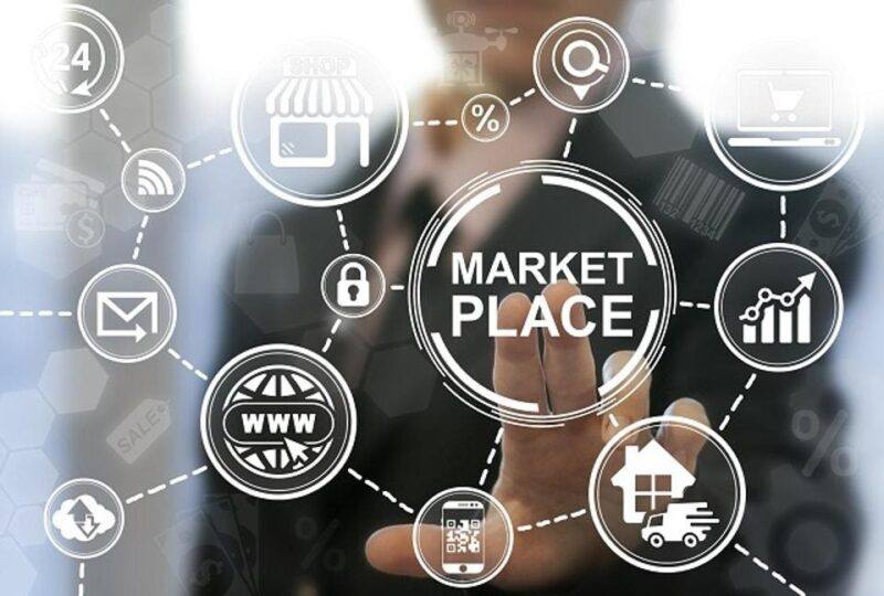 Mano tocando una interfaz digital con íconos relacionados al comercio electrónico, destacando el texto 'MARKET PLACE' en el centro