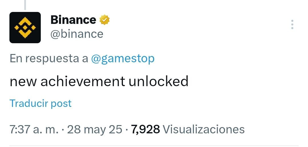 Captura de tuit de Binance respondiendo a GameStop con el texto 'new achievement unlocked' y 7,928 visualizaciones.